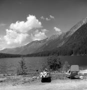 Badegäste in/bei See (Positivo) di Foto Elisabeth Fuchs-Hauffen, Überlingen/Bodensee,Fuchs-Hauffen, Elisabeth (1971/06/01 - 1971/06/63)