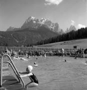 Badegäste in/bei Schwimmbad (Positivo) di Foto Elisabeth Fuchs-Hauffen, Überlingen/Bodensee,Fuchs-Hauffen, Elisabeth (1971/07/01 - 1971/07/31)