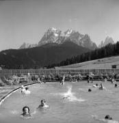 Badegäste in/bei Schwimmbad (Positivo) di Foto Elisabeth Fuchs-Hauffen, Überlingen/Bodensee,Fuchs-Hauffen, Elisabeth (1971/07/01 - 1971/07/31)