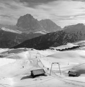 Skifahrer (Positivo) di Foto Elisabeth Fuchs-Hauffen, Überlingen/Bodensee,Fuchs-Hauffen, Elisabeth (1971/03/01 - 1971/03/31)