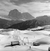 Skifahrer (Positivo) di Foto Elisabeth Fuchs-Hauffen, Überlingen/Bodensee,Fuchs-Hauffen, Elisabeth (1971/03/01 - 1971/03/31)