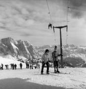 Skifahrer (Positivo) di Foto Elisabeth Fuchs-Hauffen, Überlingen/Bodensee,Fuchs-Hauffen, Elisabeth (1971/03/01 - 1971/03/31)