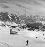 Skifahrer (Positivo) di Foto Elisabeth Fuchs-Hauffen, Überlingen/Bodensee,Fuchs-Hauffen, Elisabeth (1971/03/01 - 1971/03/31)