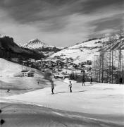 Skifahrer (Positivo) di Foto Elisabeth Fuchs-Hauffen, Überlingen/Bodensee,Fuchs-Hauffen, Elisabeth (1971/03/01 - 1971/03/31)