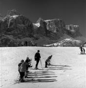 Wintersport: Skifahren (Positivo) di Foto Elisabeth Fuchs-Hauffen, Überlingen/Bodensee,Fuchs-Hauffen, Elisabeth (1971/03/01 - 1971/03/31)