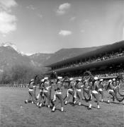 danza dei bottai (Positivo) di Foto Elisabeth Fuchs-Hauffen, Überlingen/Bodensee,Fuchs-Hauffen, Elisabeth (1973/05/01 - 1973/05/31)