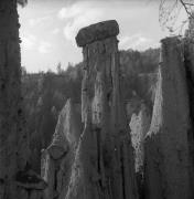 piramidi di terra (Positivo) di Foto Elisabeth Fuchs-Hauffen, Überlingen/Bodensee,Fuchs-Hauffen, Elisabeth (1973/11/01 - 1973/11/13)