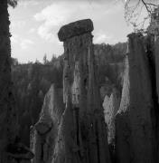 piramidi di terra (Positivo) di Foto Elisabeth Fuchs-Hauffen, Überlingen/Bodensee,Fuchs-Hauffen, Elisabeth (1973/11/01 - 1973/11/13)