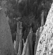 piramidi di terra (Positivo) di Foto Elisabeth Fuchs-Hauffen, Überlingen/Bodensee,Fuchs-Hauffen, Elisabeth (1973/11/01 - 1973/11/13)