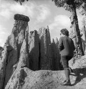 piramidi di terra (Positivo) di Foto Elisabeth Fuchs-Hauffen, Überlingen/Bodensee,Fuchs-Hauffen, Elisabeth (1973/11/01 - 1973/11/13)