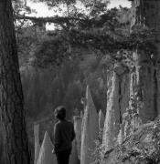 piramidi di terra (Positivo) di Foto Elisabeth Fuchs-Hauffen, Überlingen/Bodensee,Fuchs-Hauffen, Elisabeth (1973/11/01 - 1973/11/13)