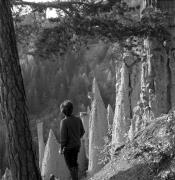 piramidi di terra (Positivo) di Foto Elisabeth Fuchs-Hauffen, Überlingen/Bodensee,Fuchs-Hauffen, Elisabeth (1973/11/01 - 1973/11/13)