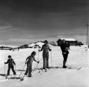 Skifahrer (Positivo) di Foto Elisabeth Fuchs-Hauffen, Überlingen/Bodensee,Fuchs-Hauffen, Elisabeth (1977/03/01 - 1977/03/31)