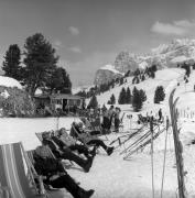 Skifahrer (Positivo) di Foto Elisabeth Fuchs-Hauffen, Überlingen/Bodensee,Fuchs-Hauffen, Elisabeth (1968/03/01 - 1968/03/31)