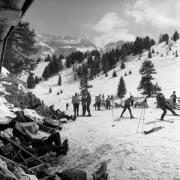 Skifahrer (Positivo) di Foto Elisabeth Fuchs-Hauffen, Überlingen/Bodensee,Fuchs-Hauffen, Elisabeth (1968/03/01 - 1968/03/31)