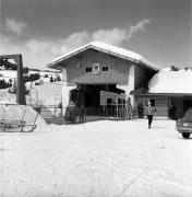 Skifahrer (Positivo) di Foto Elisabeth Fuchs-Hauffen, Überlingen/Bodensee,Fuchs-Hauffen, Elisabeth (1970/03/01 - 1970/03/31)