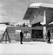 Skifahrer (Positivo) di Foto Elisabeth Fuchs-Hauffen, Überlingen/Bodensee,Fuchs-Hauffen, Elisabeth (1970/03/01 - 1970/03/31)