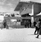 Skifahrer (Positivo) di Foto Elisabeth Fuchs-Hauffen, Überlingen/Bodensee,Fuchs-Hauffen, Elisabeth (1970/03/01 - 1970/03/31)