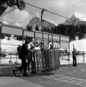 Skifahrer (Positivo) di Foto Elisabeth Fuchs-Hauffen, Überlingen/Bodensee,Fuchs-Hauffen, Elisabeth (1970/03/01 - 1970/03/31)