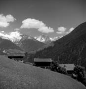 Bauernhof Luttach (Positivo) di Foto Elisabeth Fuchs-Hauffen, Überlingen/Bodensee,Fuchs-Hauffen, Elisabeth (1970/07/01 - 1970/07/31)