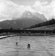 Schwimmbad: Sexten (Positivo) di Foto Elisabeth Fuchs-Hauffen, Überlingen/Bodensee,Fuchs-Hauffen, Elisabeth (1970/07/01 - 1970/07/31)