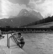 Schwimmbad: Sexten (Positivo) di Foto Elisabeth Fuchs-Hauffen, Überlingen/Bodensee,Fuchs-Hauffen, Elisabeth (1970/07/01 - 1970/07/31)