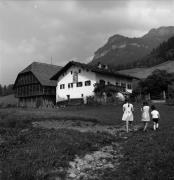 Bauernhof Kastelruth, St. Michael (Positivo) di Foto Elisabeth Fuchs-Hauffen, Überlingen/Bodensee,Fuchs-Hauffen, Elisabeth (1967/07/01 - 1967/07/31)