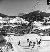 Skifahrer (Positivo) di Foto Elisabeth Fuchs-Hauffen, Überlingen/Bodensee,Fuchs-Hauffen, Elisabeth (1973/02/01 - 1973/02/28)
