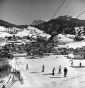 Skifahrer (Positivo) di Foto Elisabeth Fuchs-Hauffen, Überlingen/Bodensee,Fuchs-Hauffen, Elisabeth (1973/02/01 - 1973/02/28)
