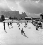 Eislaufplatz (Positivo) di Foto Elisabeth Fuchs-Hauffen, Überlingen/Bodensee,Fuchs-Hauffen, Elisabeth (1973/02/01 - 1973/02/28)