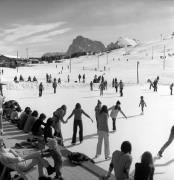 Eislaufplatz (Positivo) di Foto Elisabeth Fuchs-Hauffen, Überlingen/Bodensee,Fuchs-Hauffen, Elisabeth (1973/02/01 - 1973/02/28)