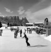 Eislaufplatz (Positivo) di Foto Elisabeth Fuchs-Hauffen, Überlingen/Bodensee,Fuchs-Hauffen, Elisabeth (1973/02/01 - 1973/02/28)