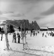 Eislaufplatz (Positivo) di Foto Elisabeth Fuchs-Hauffen, Überlingen/Bodensee,Fuchs-Hauffen, Elisabeth (1973/02/01 - 1973/02/28)