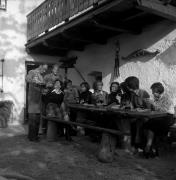 Essen und Trinken (Positivo) di Foto Elisabeth Fuchs-Hauffen, Überlingen/Bodensee,Fuchs-Hauffen, Elisabeth (1975/10/01 - 1975/10/31)