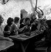 Essen und Trinken (Positivo) di Foto Elisabeth Fuchs-Hauffen, Überlingen/Bodensee,Fuchs-Hauffen, Elisabeth (1975/10/01 - 1975/10/31)