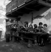 Essen und Trinken (Positivo) di Foto Elisabeth Fuchs-Hauffen, Überlingen/Bodensee,Fuchs-Hauffen, Elisabeth (1975/10/01 - 1975/10/31)