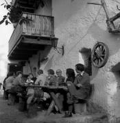 Essen und Trinken (Positivo) di Foto Elisabeth Fuchs-Hauffen, Überlingen/Bodensee,Fuchs-Hauffen, Elisabeth (1975/10/01 - 1975/10/31)