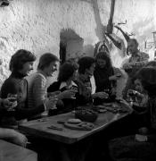 Essen und Trinken (Positivo) di Foto Elisabeth Fuchs-Hauffen, Überlingen/Bodensee,Fuchs-Hauffen, Elisabeth (1975/10/01 - 1975/10/31)