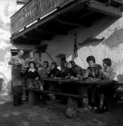 Essen und Trinken (Positivo) di Foto Elisabeth Fuchs-Hauffen, Überlingen/Bodensee,Fuchs-Hauffen, Elisabeth (1975/10/01 - 1975/10/31)