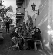 Essen und Trinken (Positivo) di Foto Elisabeth Fuchs-Hauffen, Überlingen/Bodensee,Fuchs-Hauffen, Elisabeth (1975/10/01 - 1975/10/31)