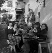 Essen und Trinken (Positivo) di Foto Elisabeth Fuchs-Hauffen, Überlingen/Bodensee,Fuchs-Hauffen, Elisabeth (1975/10/01 - 1975/10/31)