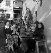 Essen und Trinken (Positivo) di Foto Elisabeth Fuchs-Hauffen, Überlingen/Bodensee,Fuchs-Hauffen, Elisabeth (1975/10/01 - 1975/10/31)