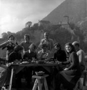 Essen und Trinken (Positivo) di Foto Elisabeth Fuchs-Hauffen, Überlingen/Bodensee,Fuchs-Hauffen, Elisabeth (1975/10/01 - 1975/10/31)