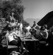 Essen und Trinken (Positivo) di Foto Elisabeth Fuchs-Hauffen, Überlingen/Bodensee,Fuchs-Hauffen, Elisabeth (1975/10/01 - 1975/10/31)