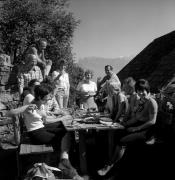 Essen und Trinken (Positivo) di Foto Elisabeth Fuchs-Hauffen, Überlingen/Bodensee,Fuchs-Hauffen, Elisabeth (1975/10/01 - 1975/10/31)