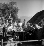 Essen und Trinken (Positivo) di Foto Elisabeth Fuchs-Hauffen, Überlingen/Bodensee,Fuchs-Hauffen, Elisabeth (1975/10/01 - 1975/10/31)