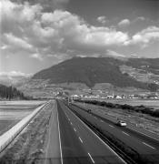 Autobahn (Positivo) di Foto Elisabeth Fuchs-Hauffen, Überlingen/Bodensee,Fuchs-Hauffen, Elisabeth (1972/10/01 - 1972/10/31)