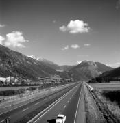 Autobahn (Positivo) di Foto Elisabeth Fuchs-Hauffen, Überlingen/Bodensee,Fuchs-Hauffen, Elisabeth (1972/10/01 - 1972/10/31)