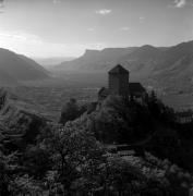 Schloss Tirol (Positivo) di Foto Elisabeth Fuchs-Hauffen, Überlingen/Bodensee,Fuchs-Hauffen, Elisabeth (1971/10/01 - 1971/10/31)