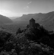 Schloss Tirol (Positivo) di Foto Elisabeth Fuchs-Hauffen, Überlingen/Bodensee,Fuchs-Hauffen, Elisabeth (1971/10/01 - 1971/10/31)